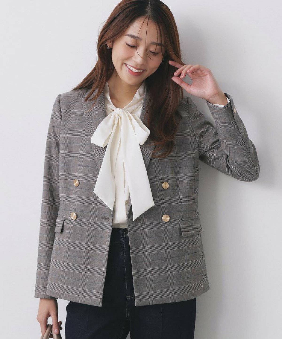 ジャケットコーデの女性