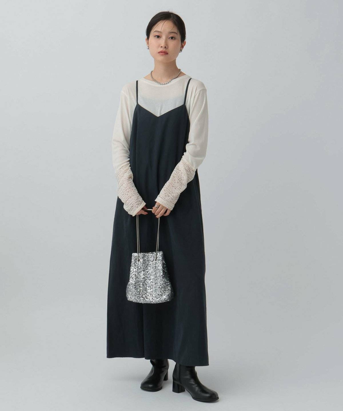 ワンピースコーデの女性