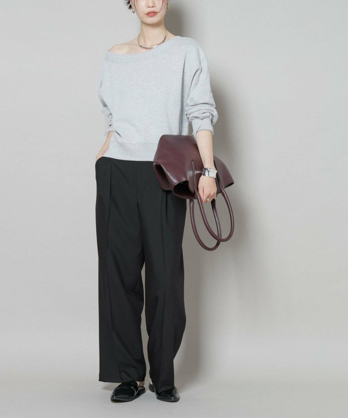 パンツコーデの女性