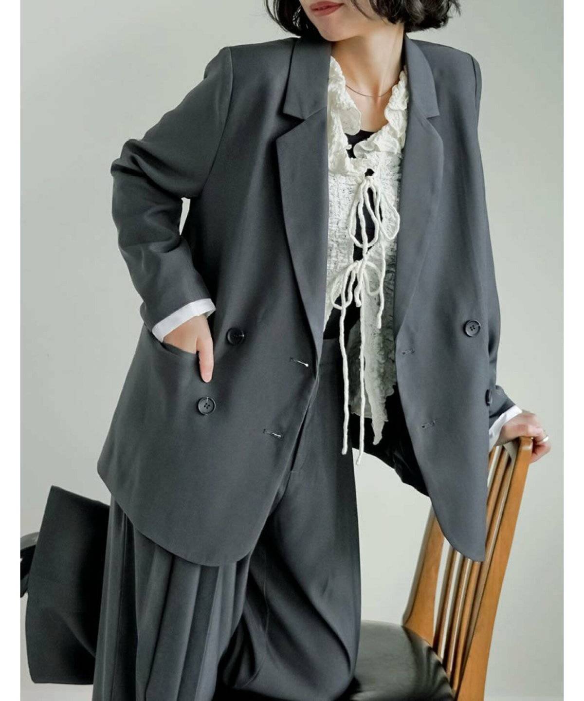 パンツコーデの女性