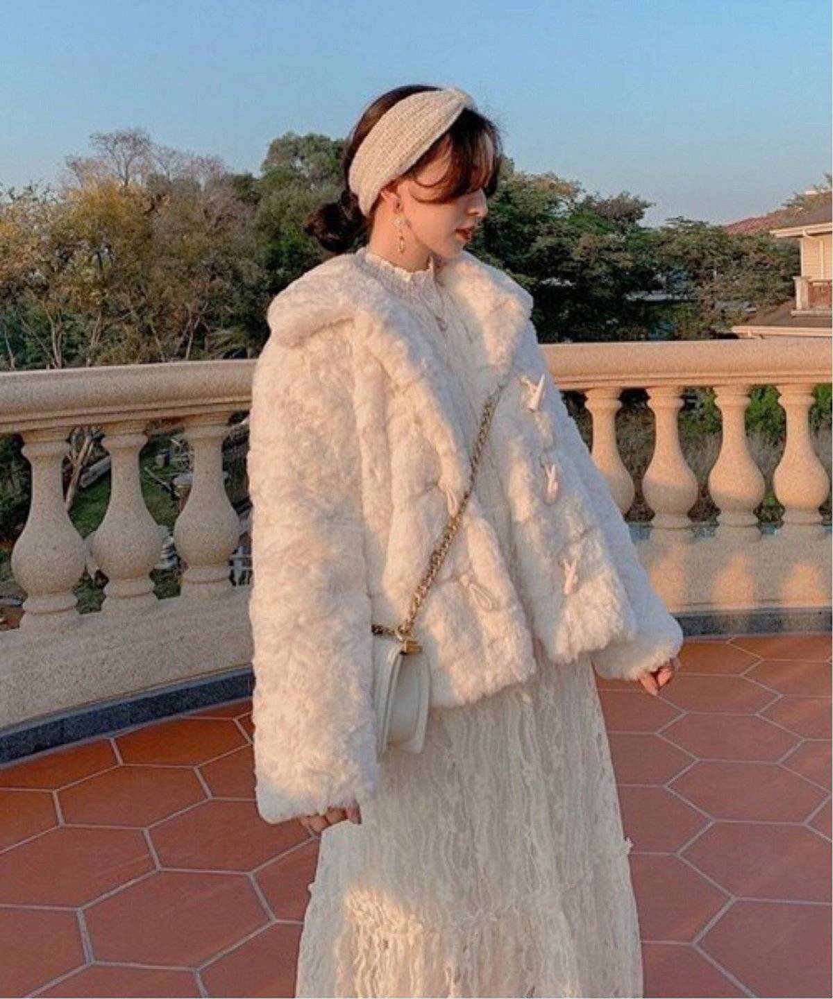 オールホワイトコーデの女性