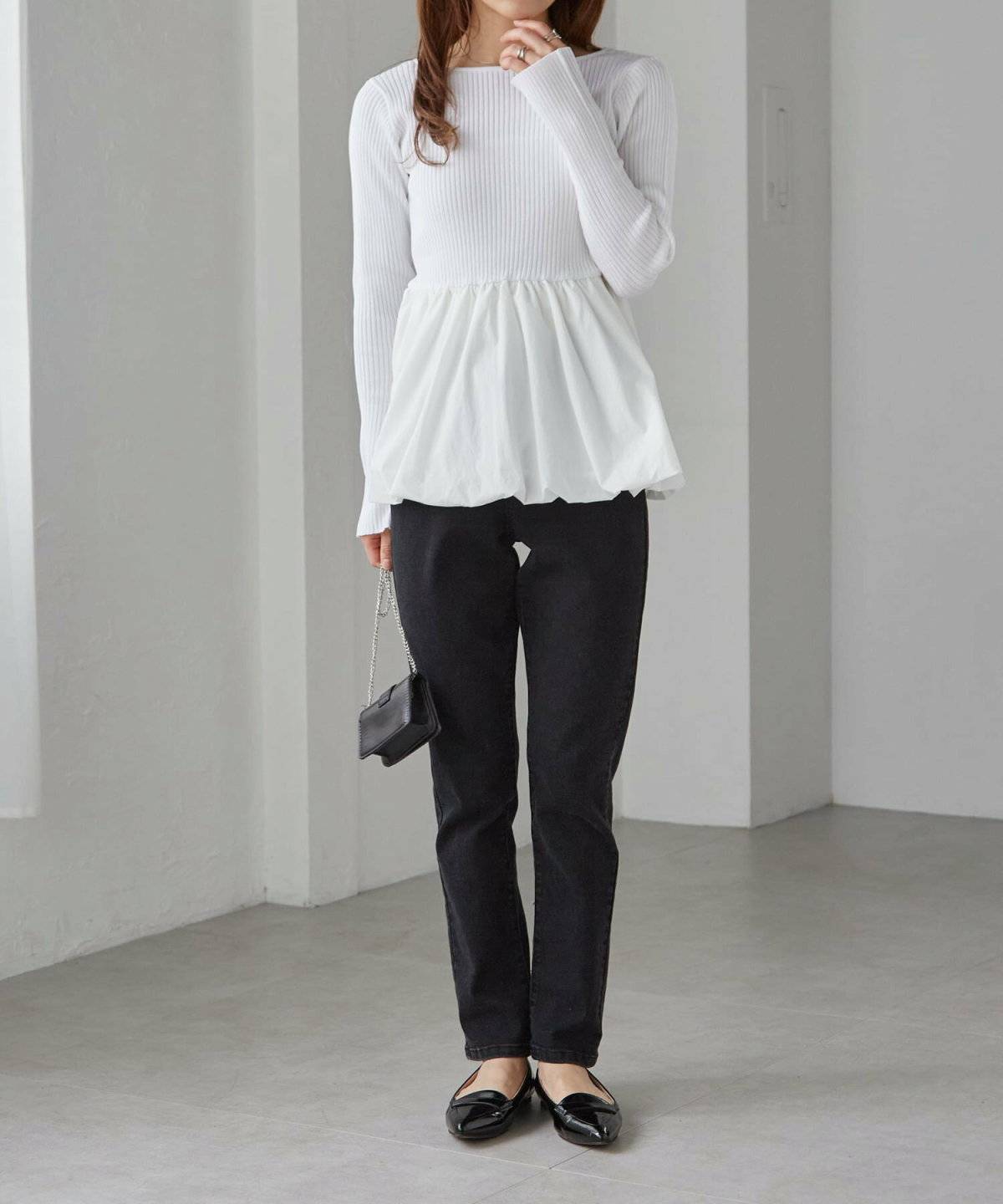 モノトーンコーデの女性