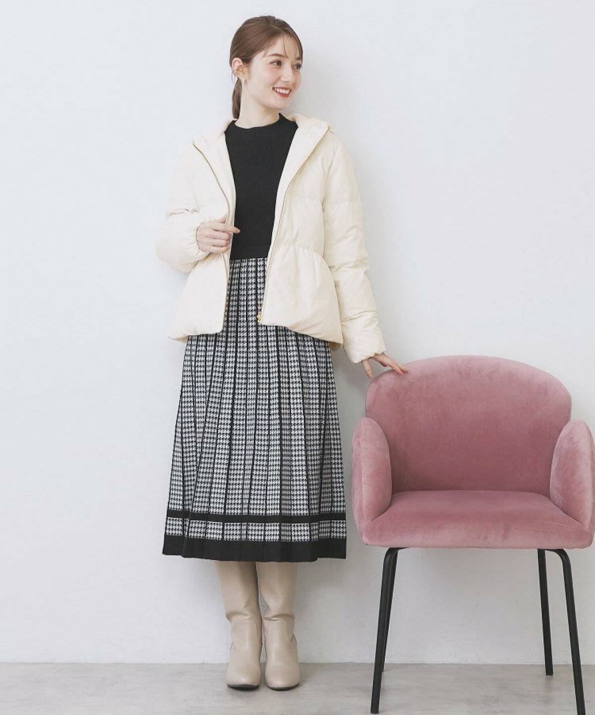 モノトーンコーデの女性