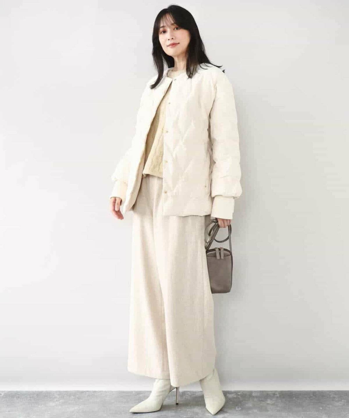 オールホワイトコーデの女性