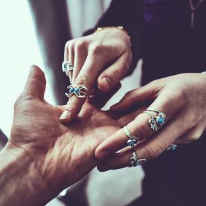 気持ちを汲み取る能力が高い。「ピュアな人」に現れる特別な手相5選