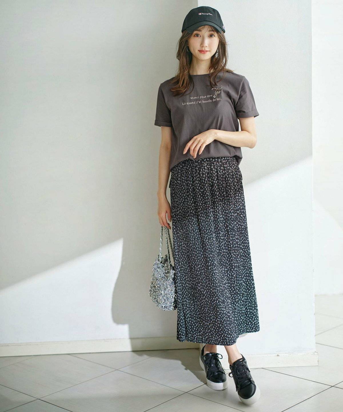 スニーカーコーデの女性