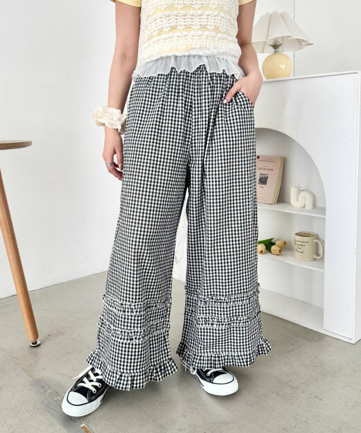 スニーカーコーデの女性