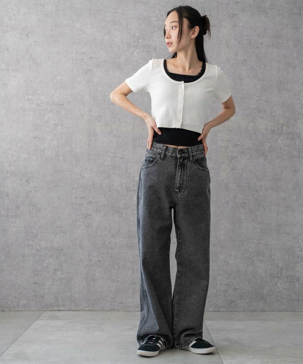 パンツコーデの女性