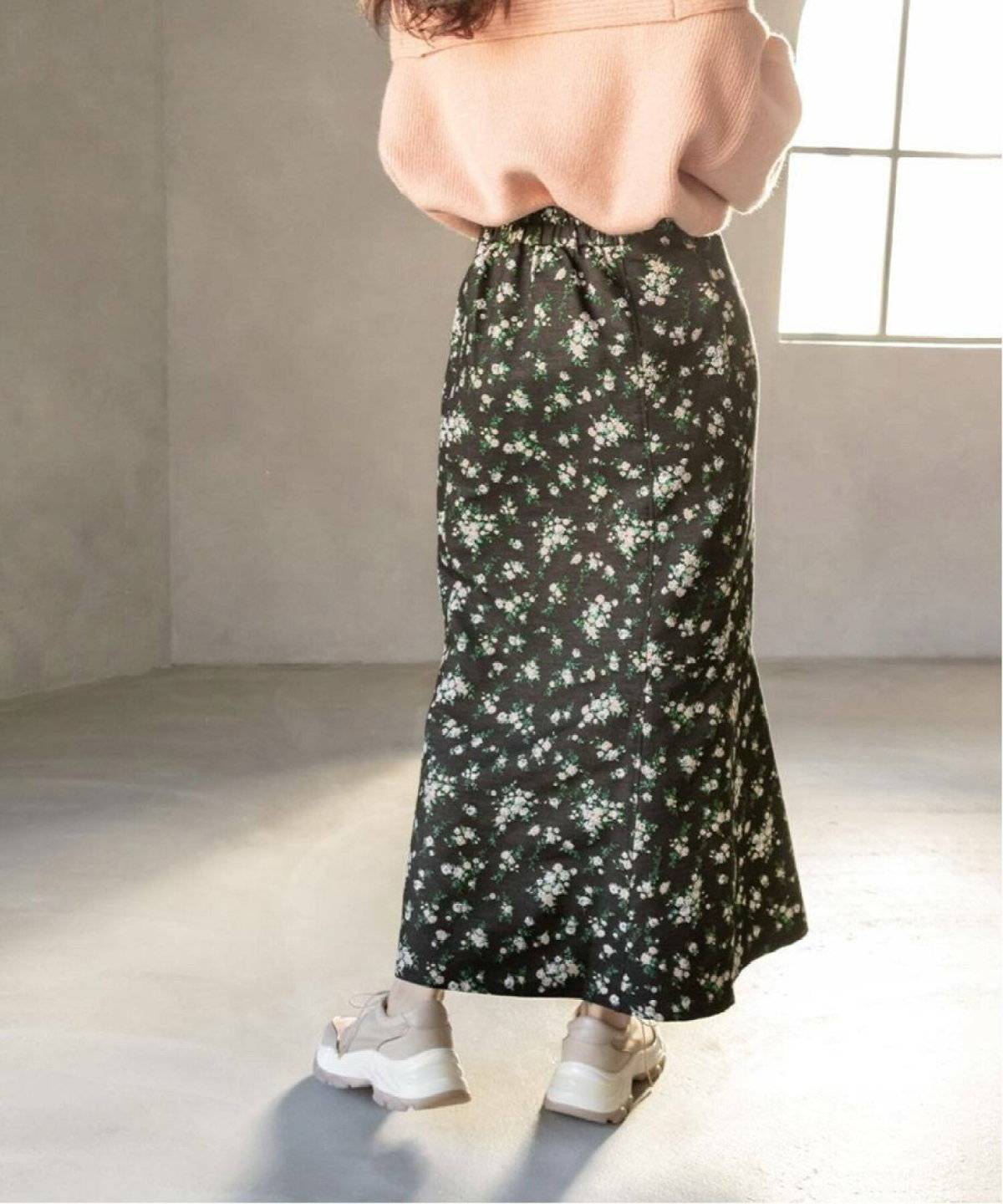 スニーカーコーデの女性