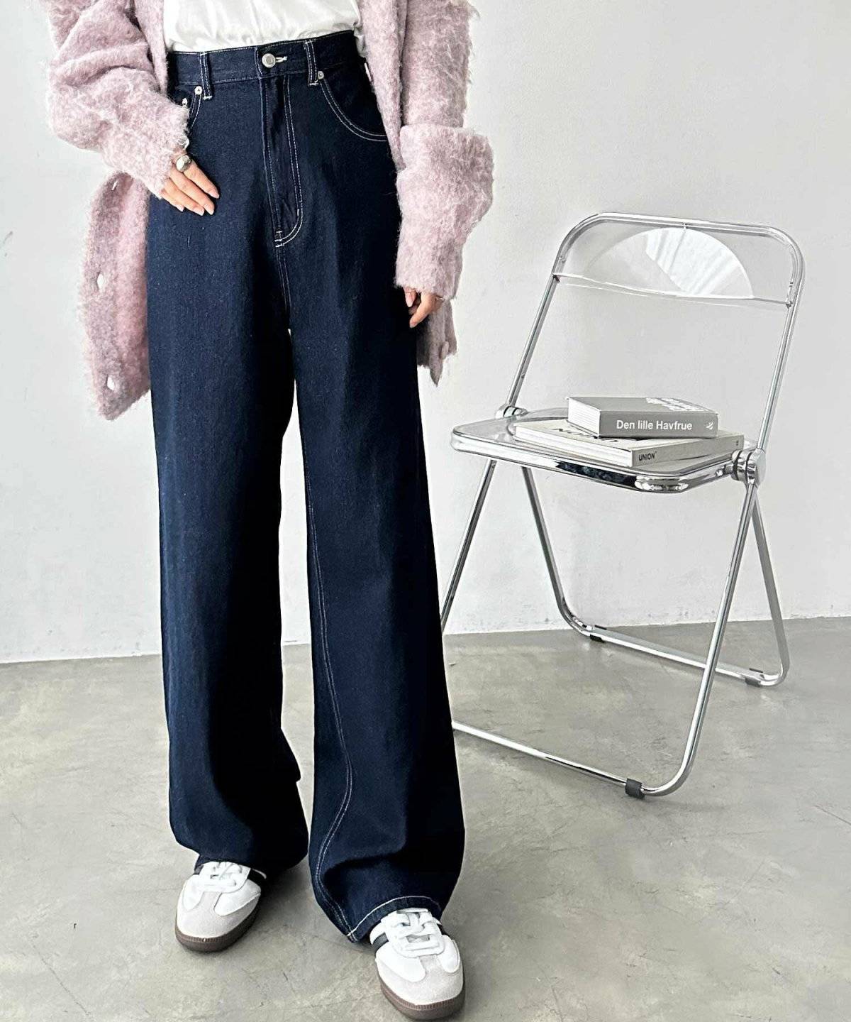 スニーカーコーデの女性