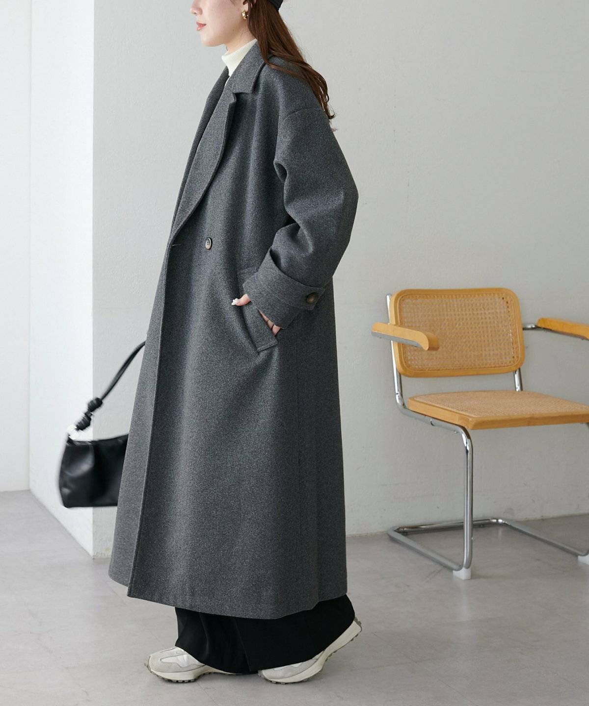 スニーカーコーデの女性