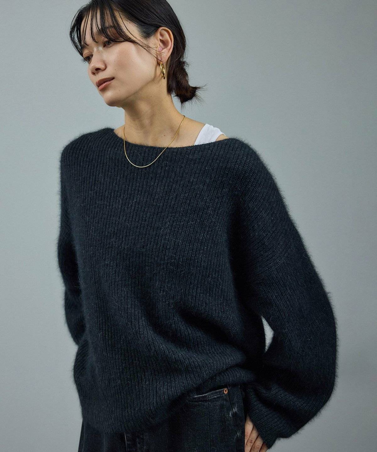 セーターを着た女性