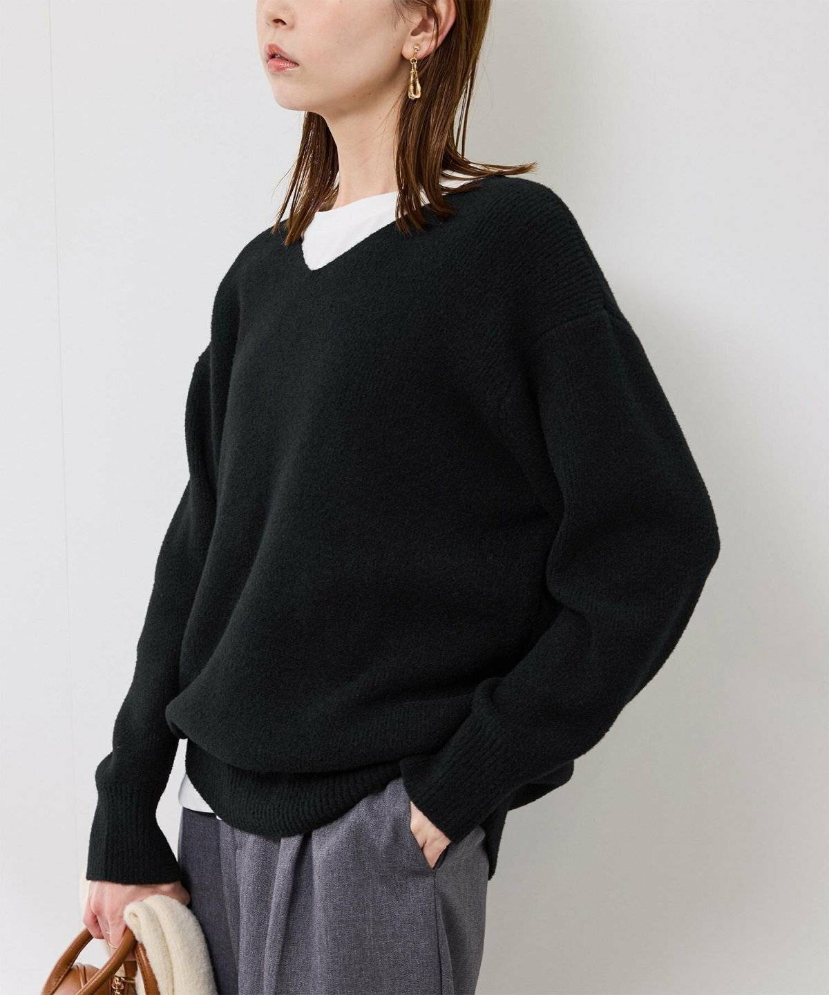 セーターを着た女性