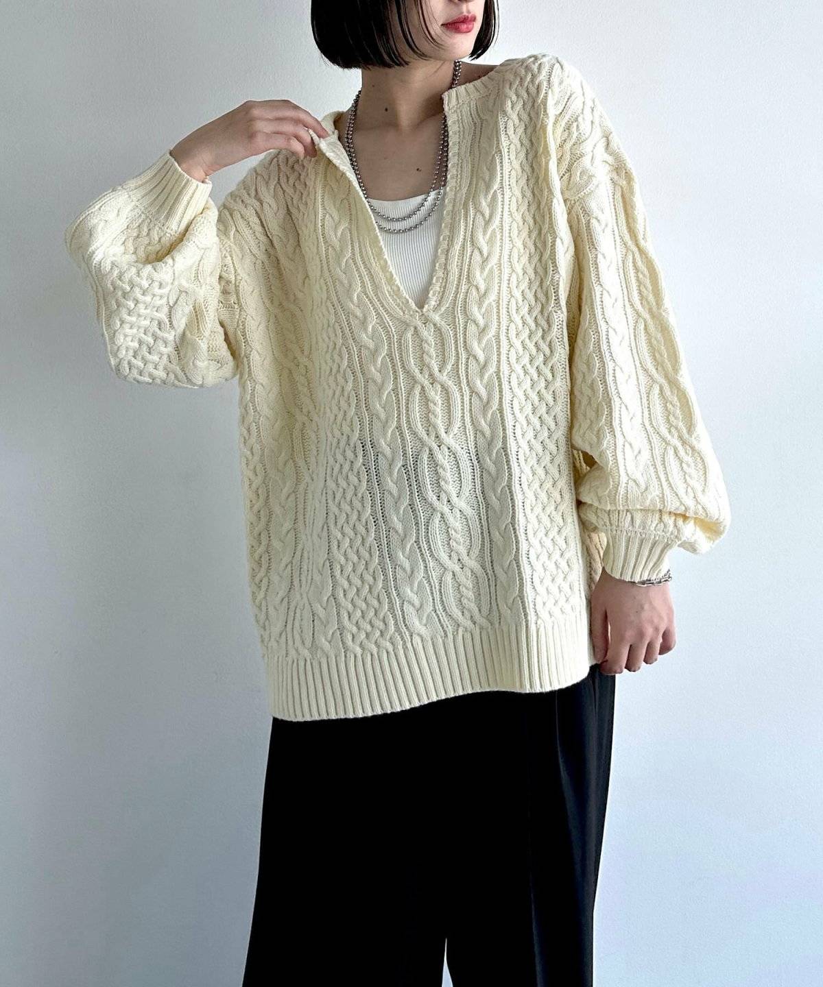 セーターを着た女性