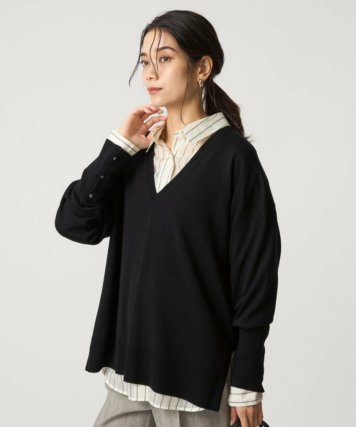 セーターを着た女性