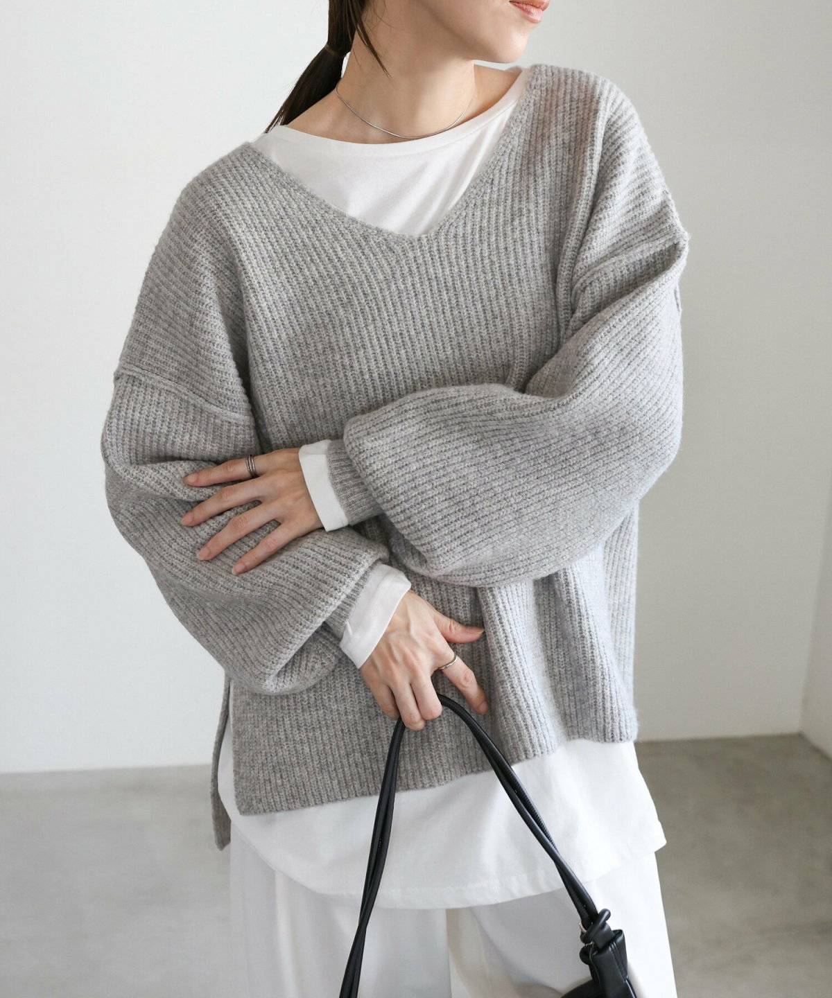 セーターを着た女性