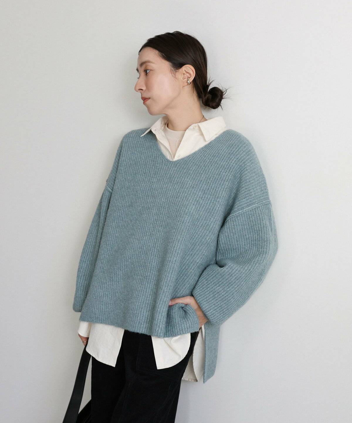 セーターを着た女性