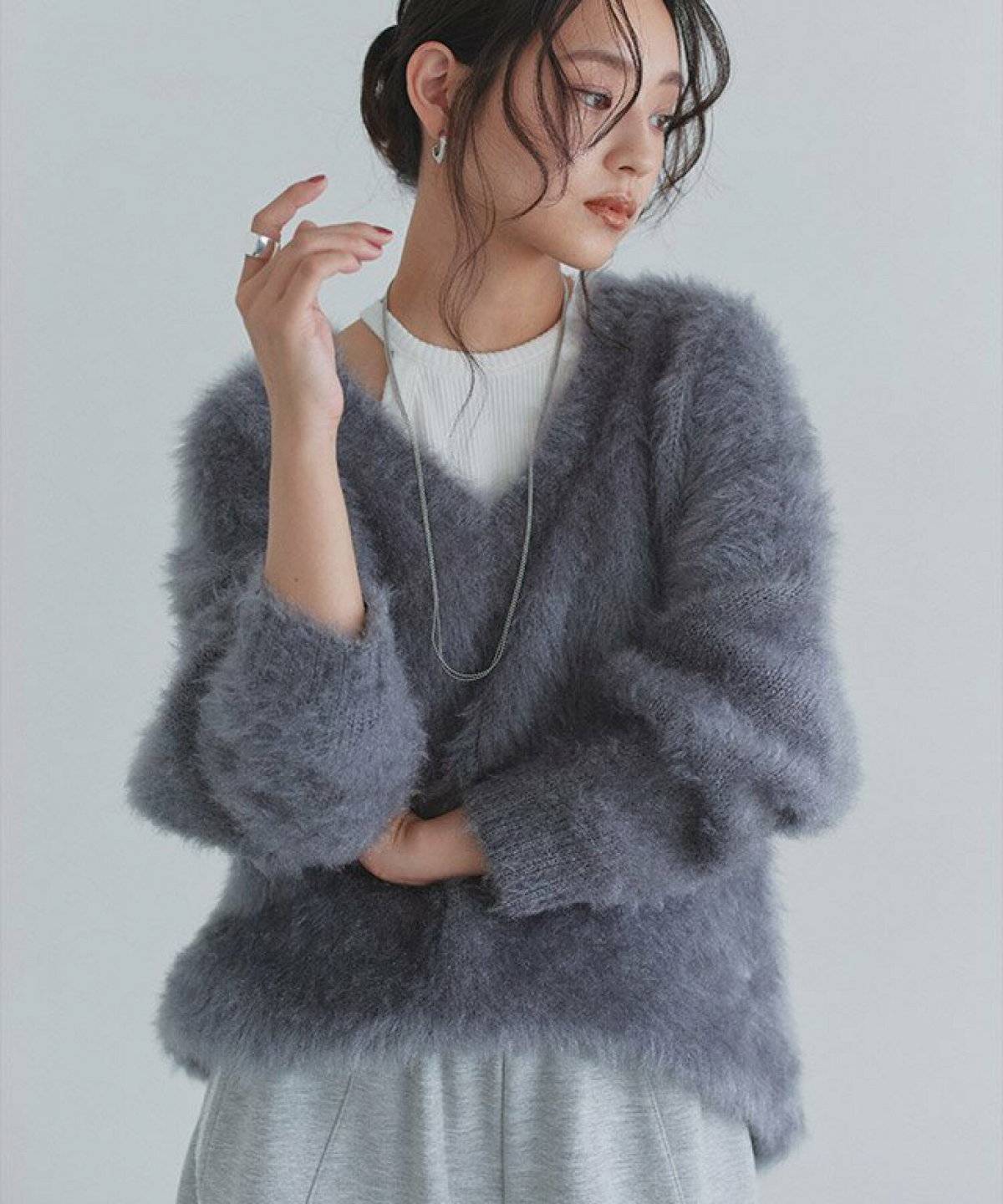 セーターを着た女性