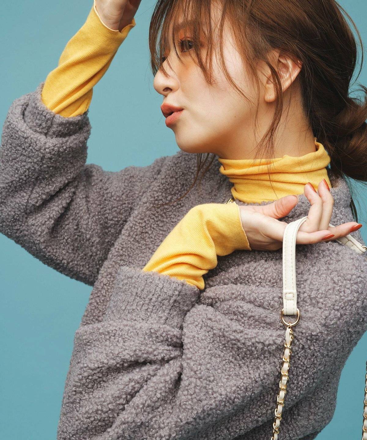 セーターを着た女性