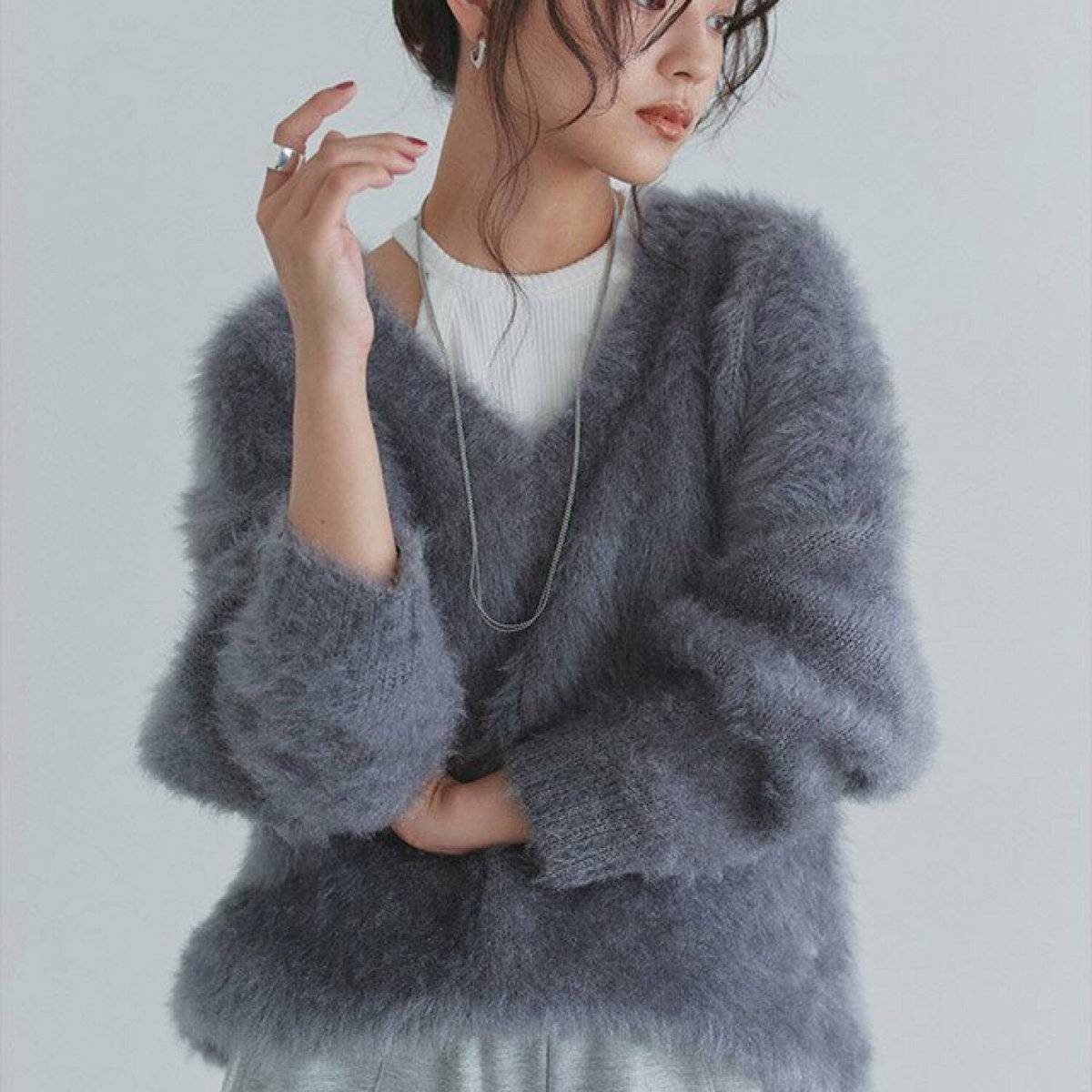 セーターを着た女性