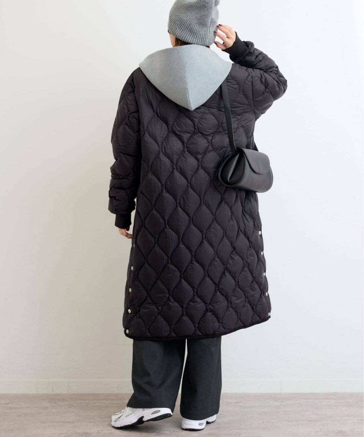 パンツコーデの女性