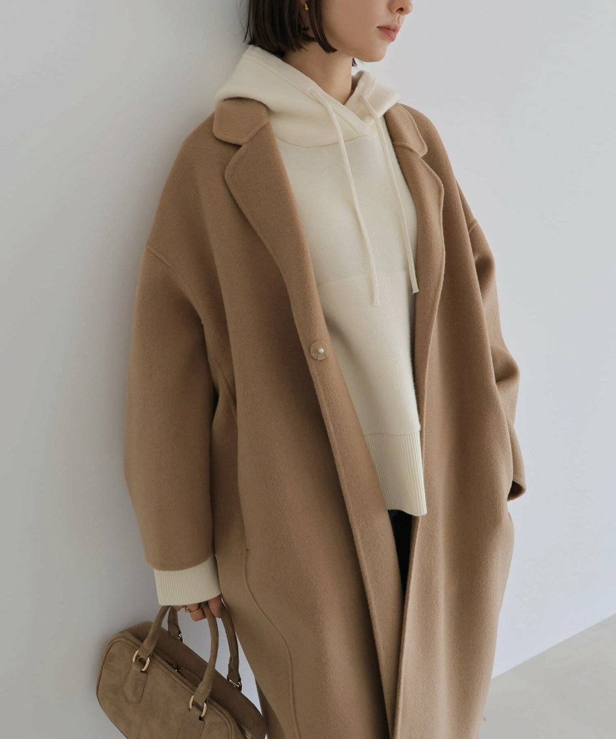 パンツコーデの女性