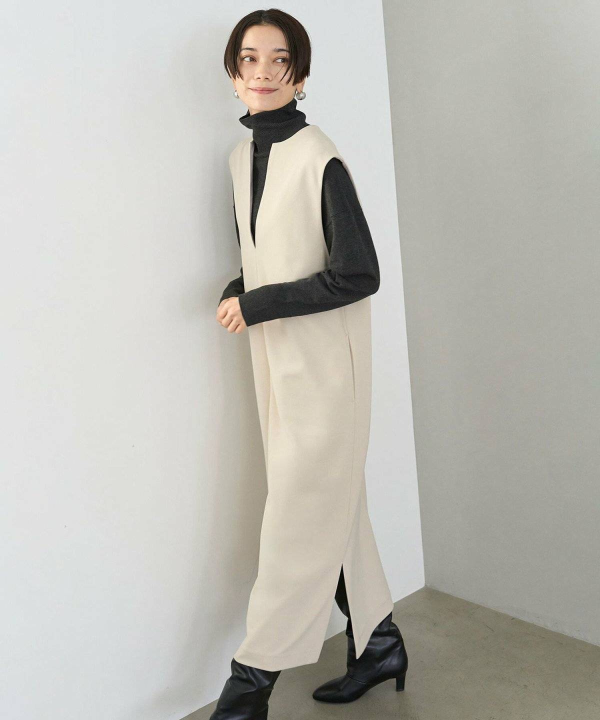 ワンピースコーデの女性