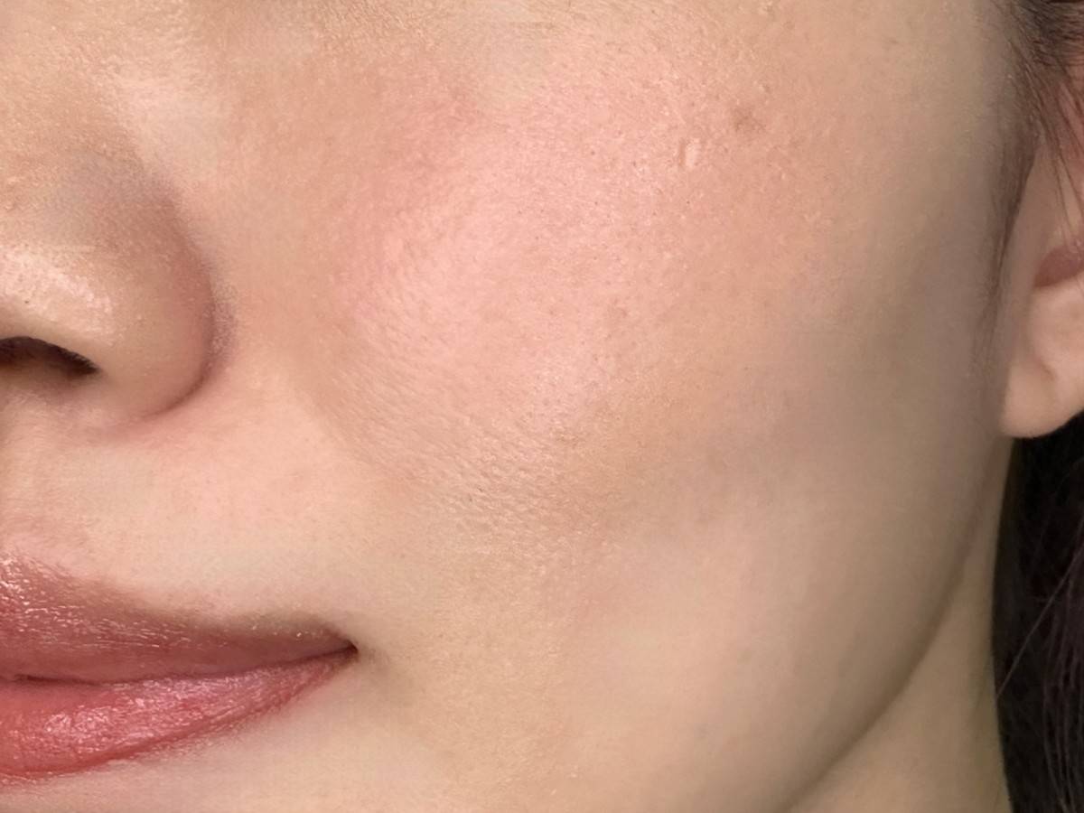 KiSS クリアルディ ブラッシュ 02サクラコンポート ブラシでフワッと塗布