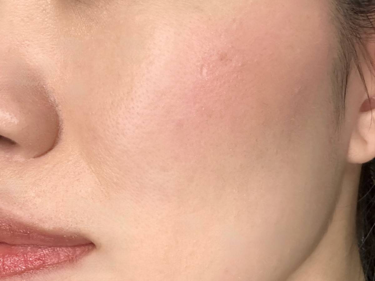 KiSS クリアルディ ブラッシュ 02サクラコンポート 指でしっかりめに塗布