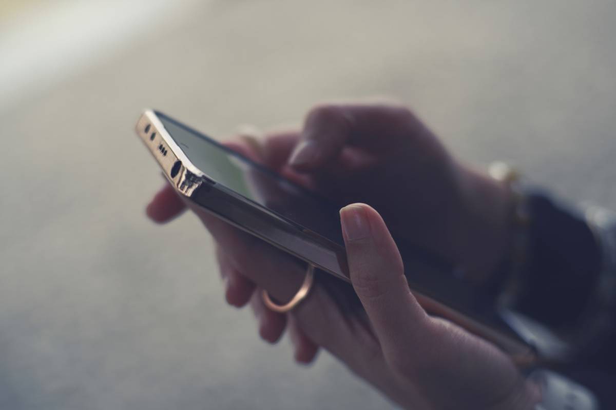 スマホを見る女性の手元