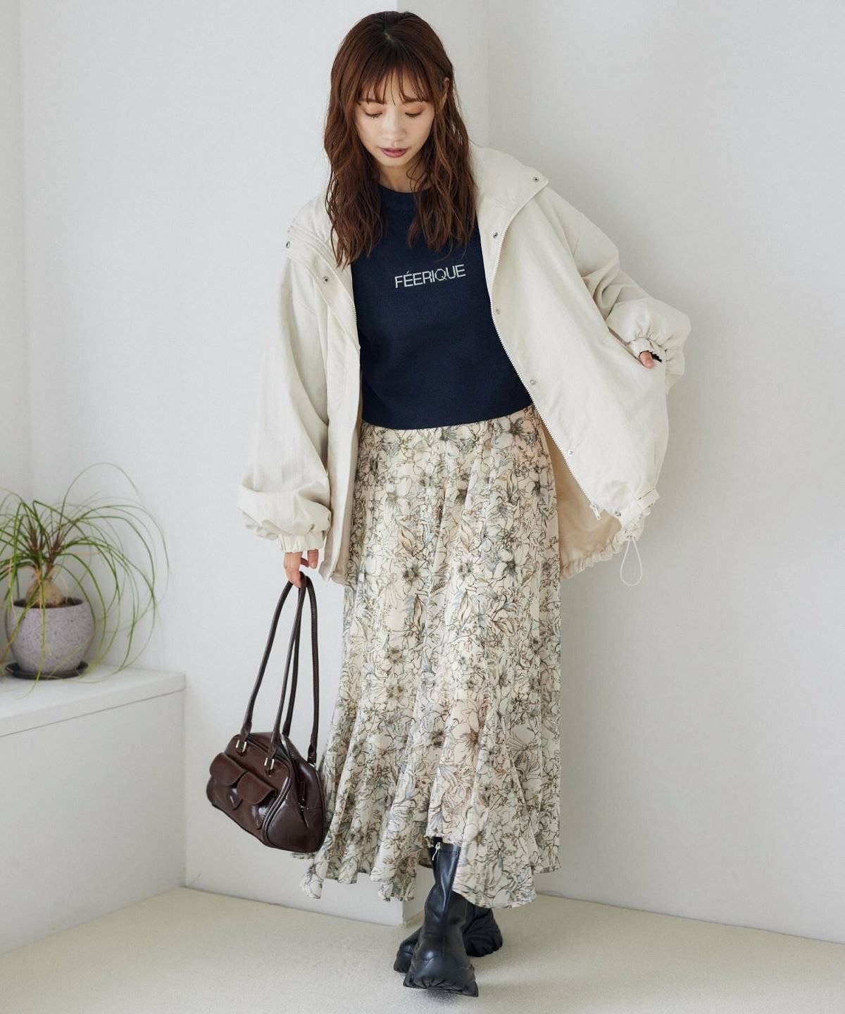 スカートコーデの女性