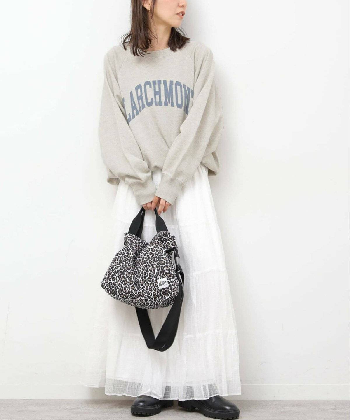 スカートコーデの女性