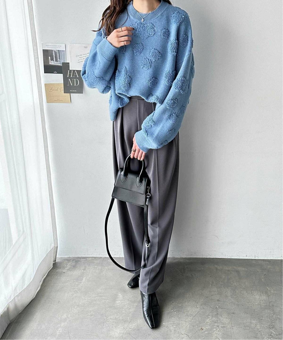 パンツコーデの女性