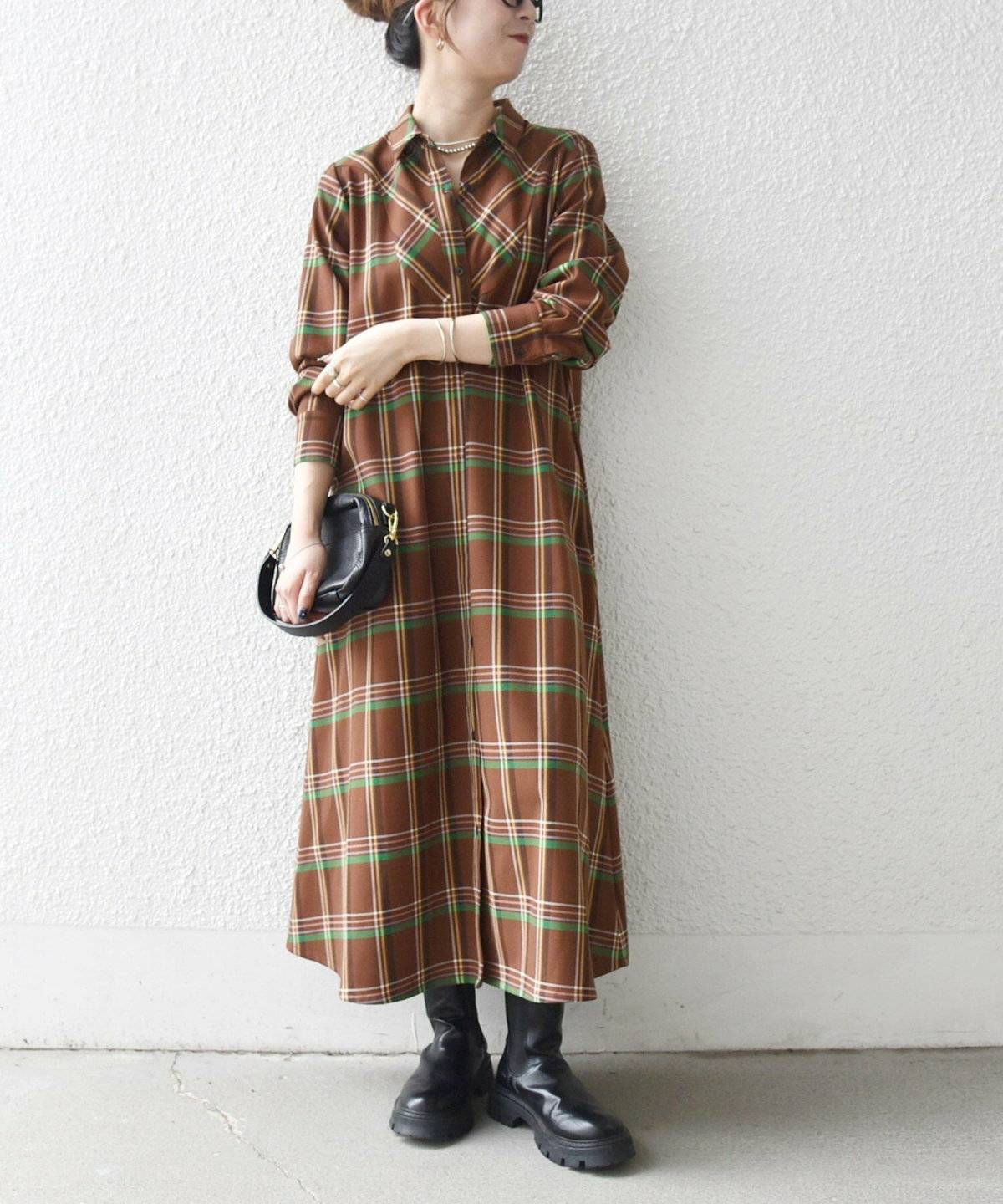 ワンピースコーデの女性