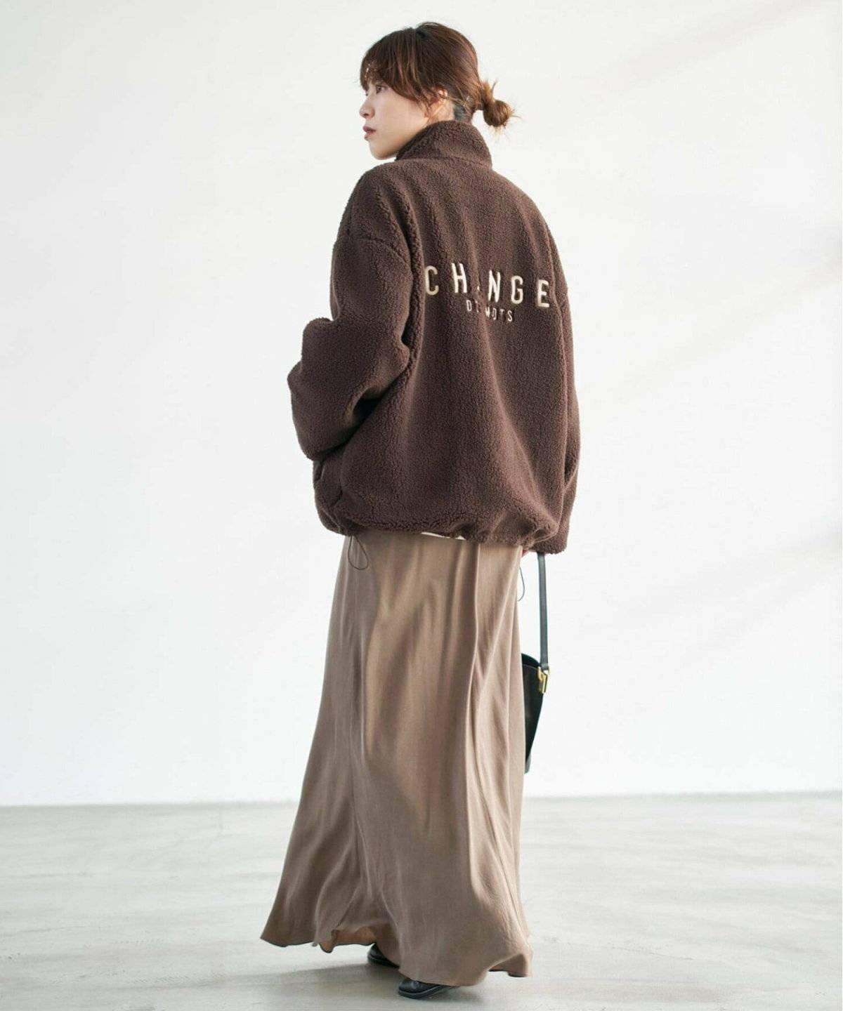 スカートコーデの女性