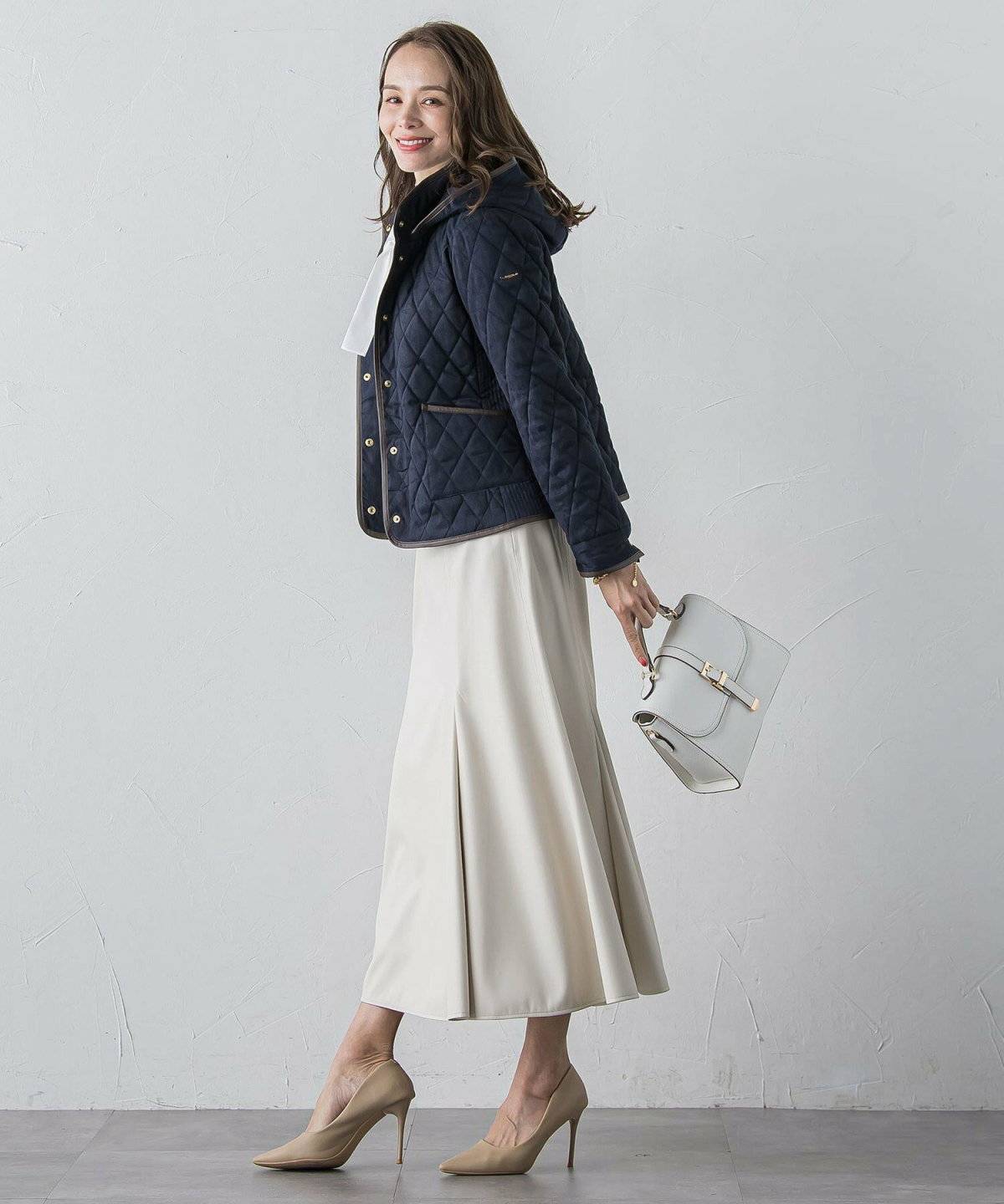 スカートコーデの女性