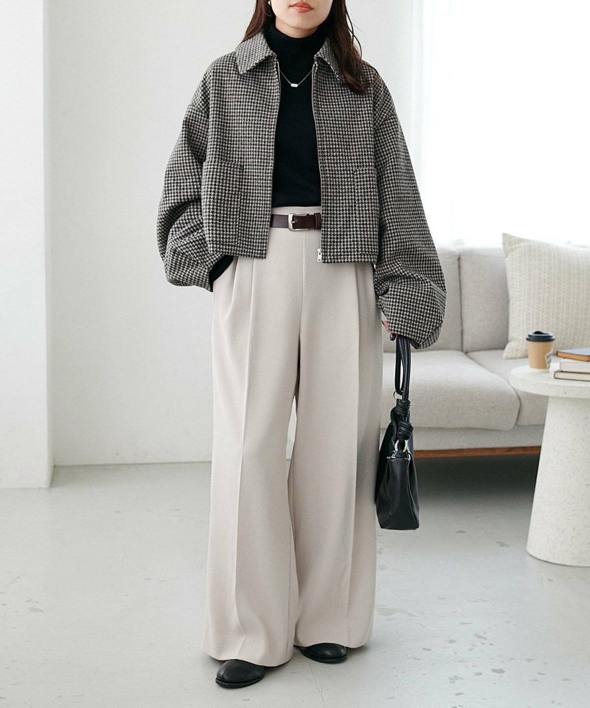 パンツコーデの女性