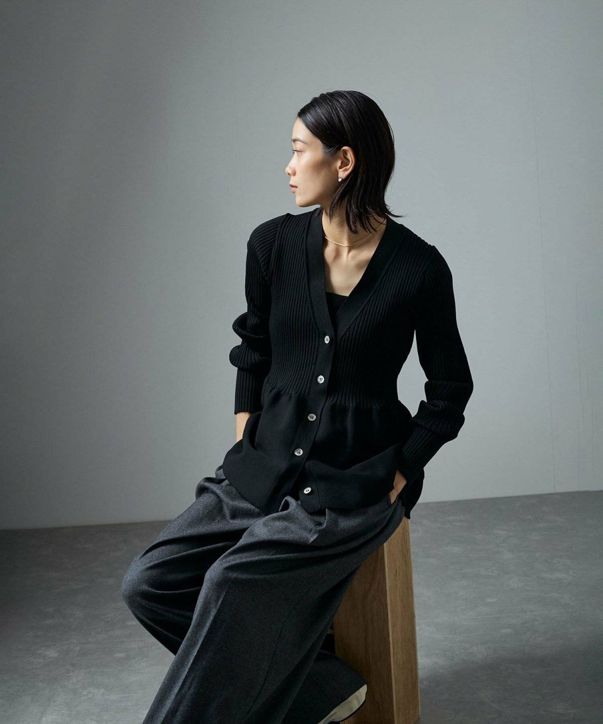 パンツコーデの女性