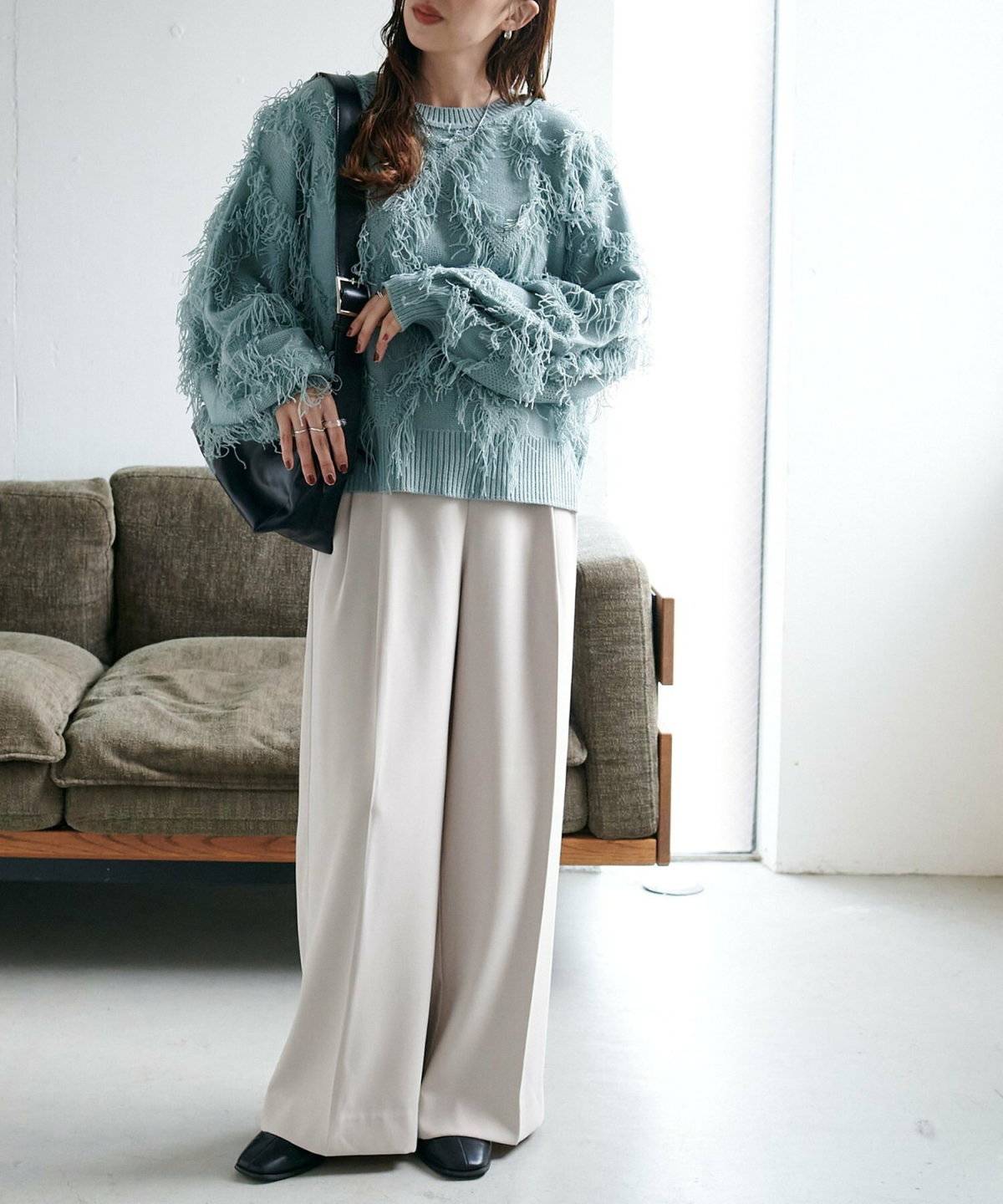 パンツコーデの女性