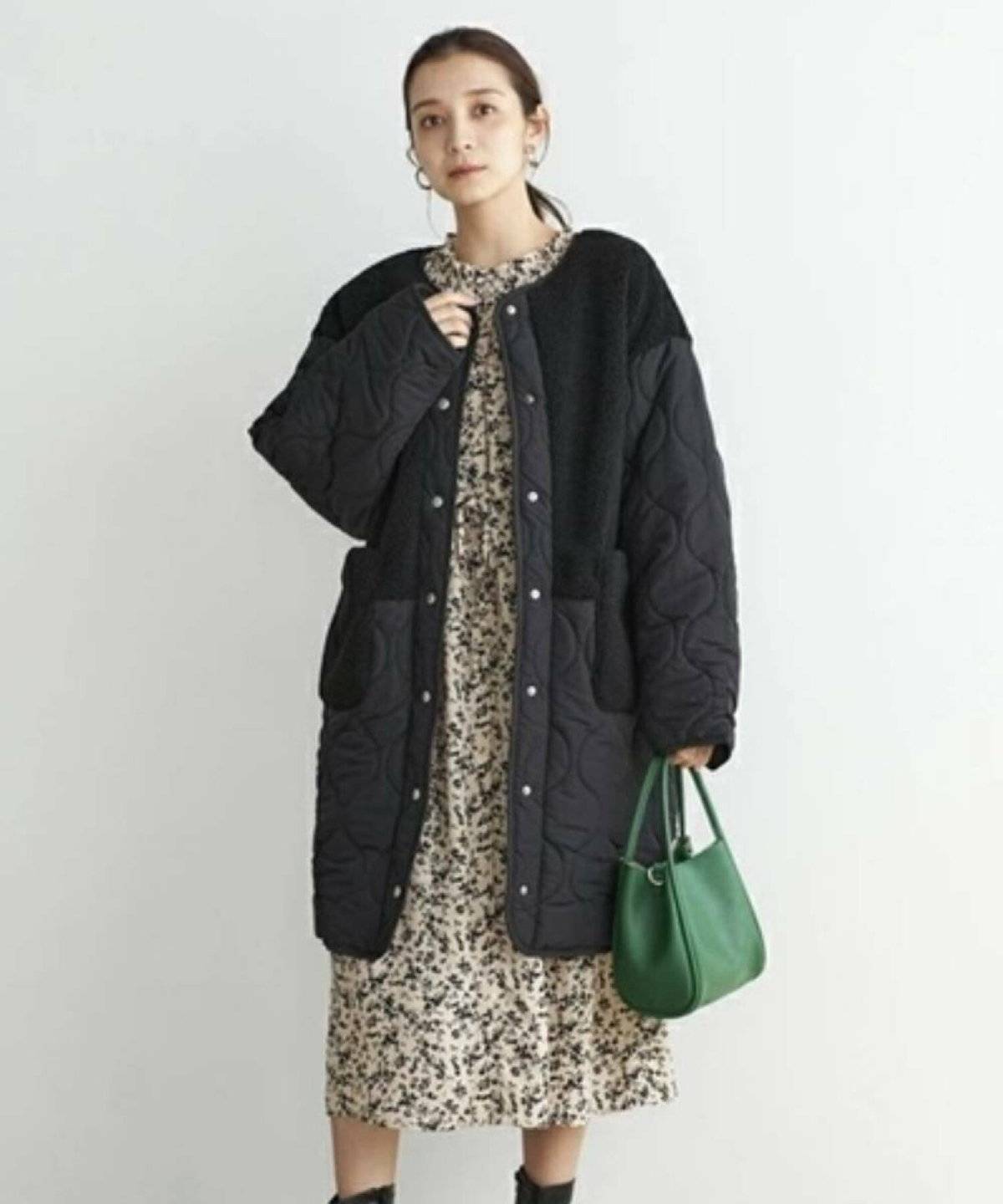 ワンピースコーデの女性