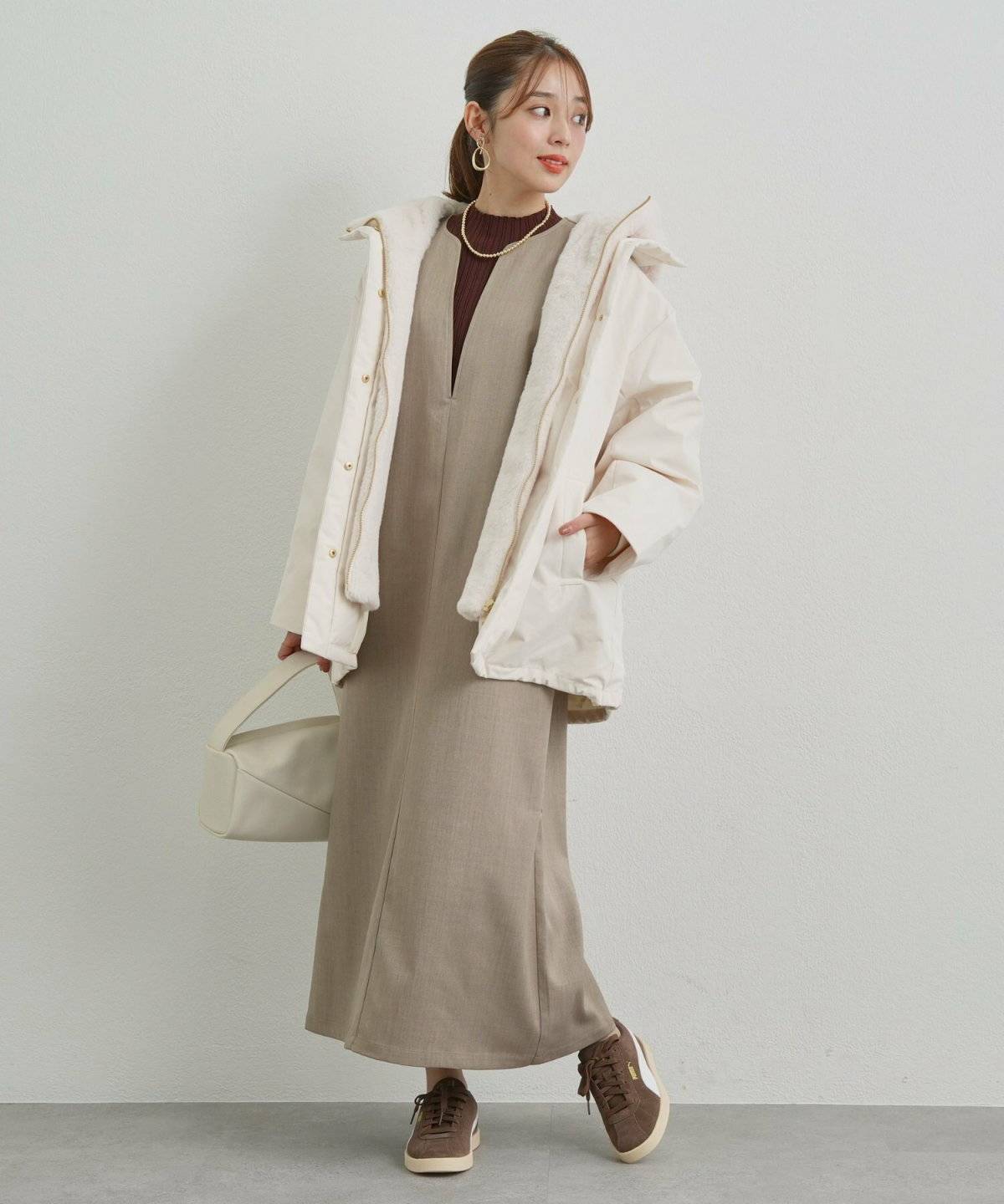 ワンピースコーデの女性