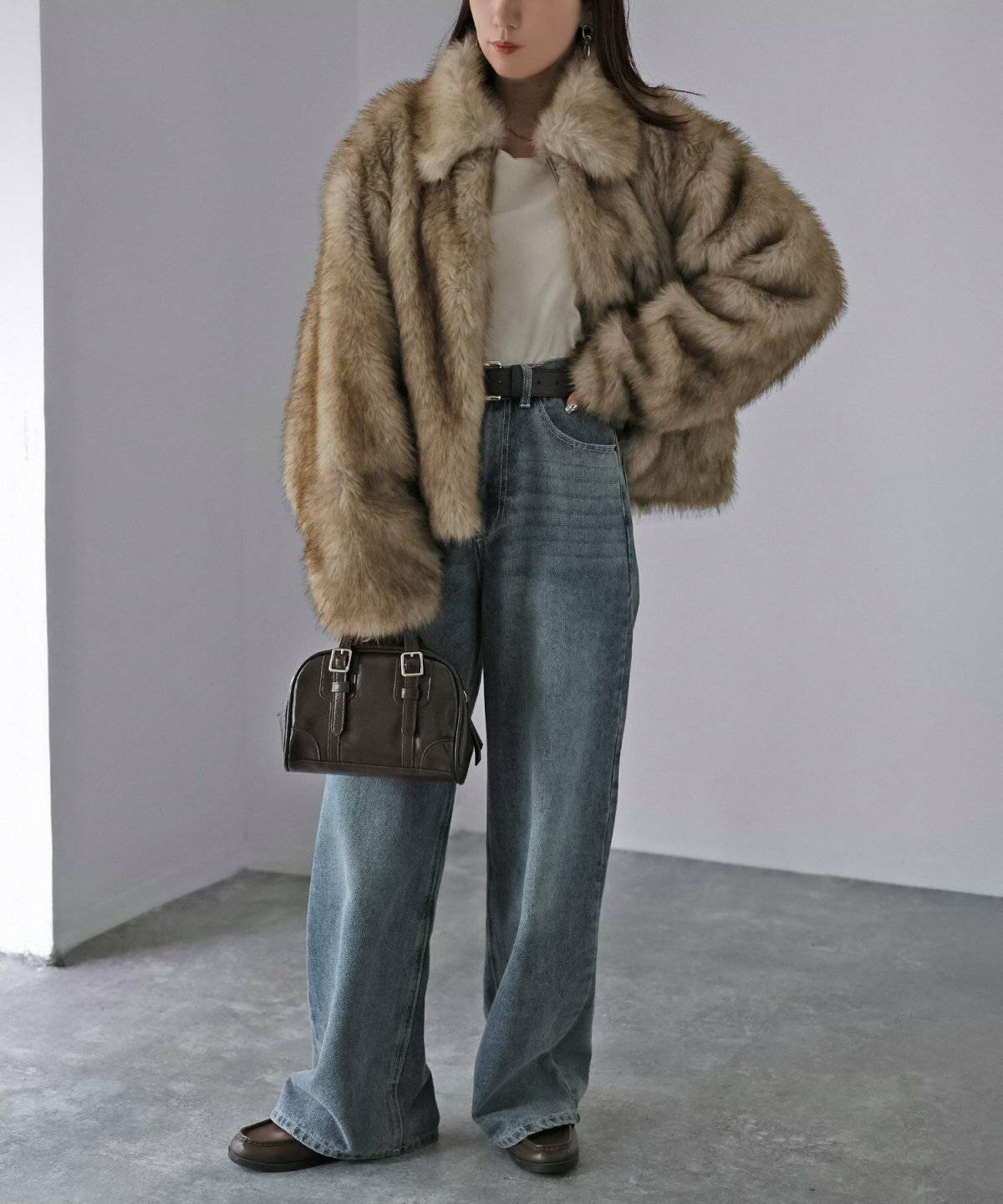 ファージャケットにデニムを合わせた女性