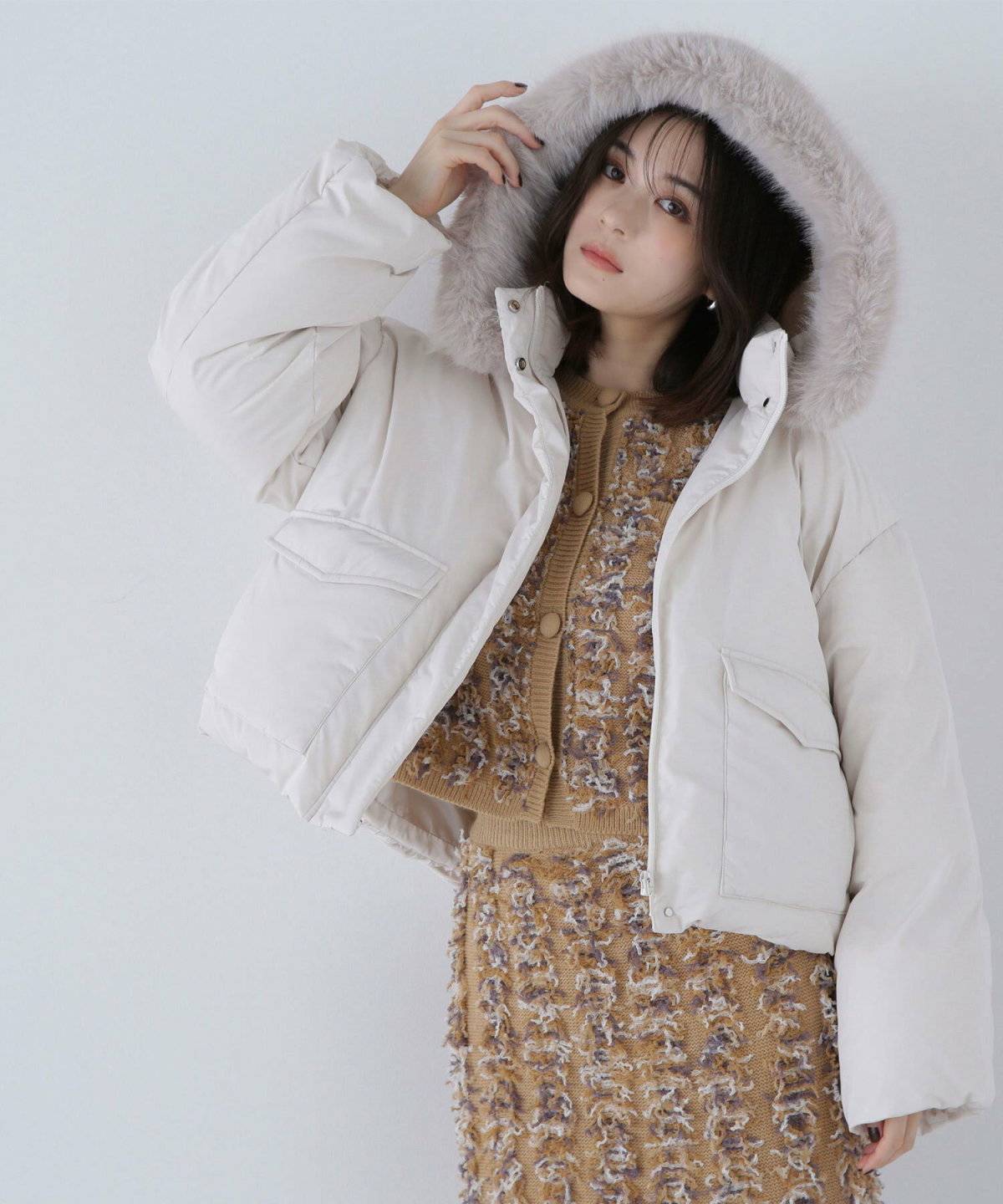 ベージュのニットセットアップ