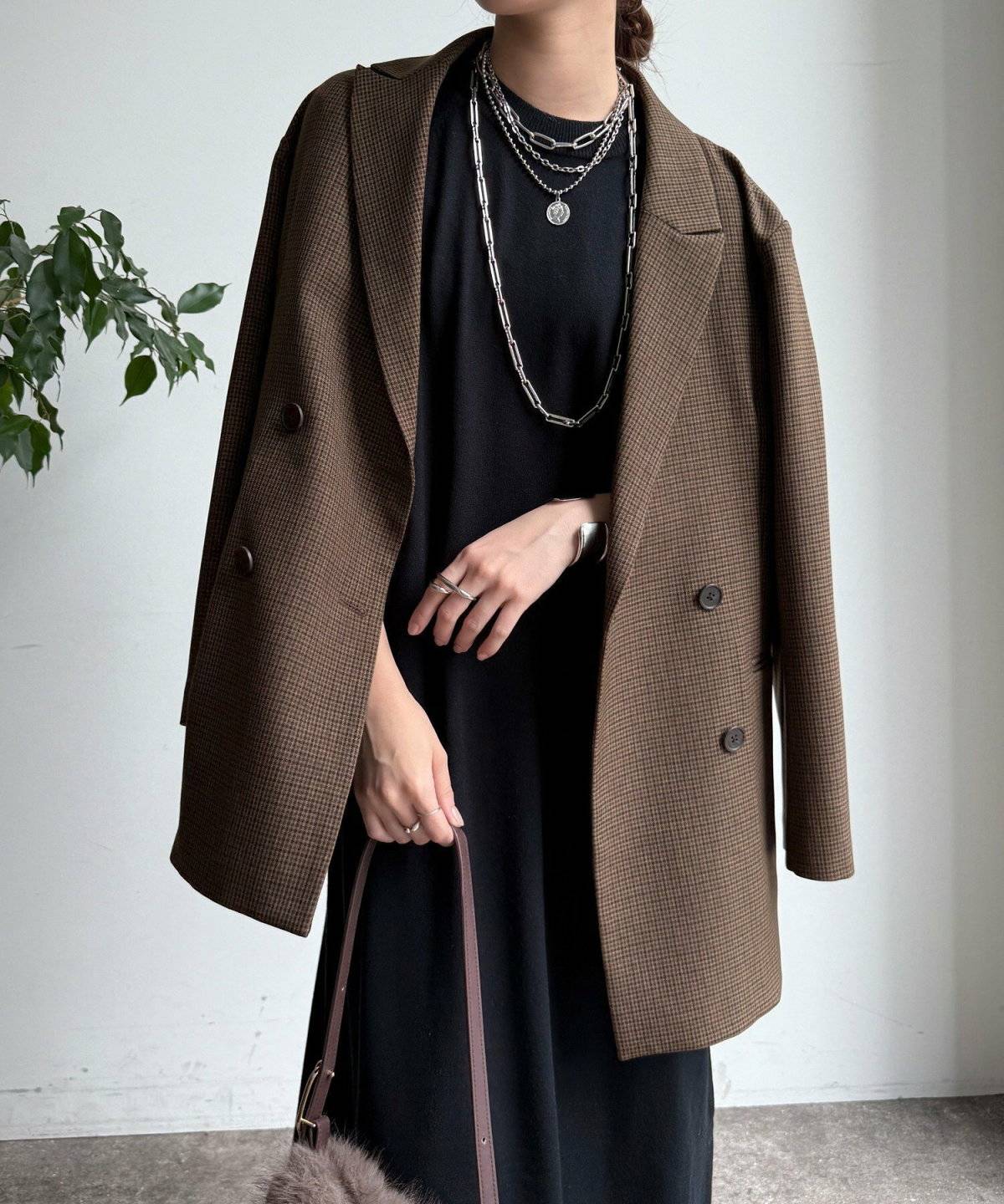 アウターを羽織った女性