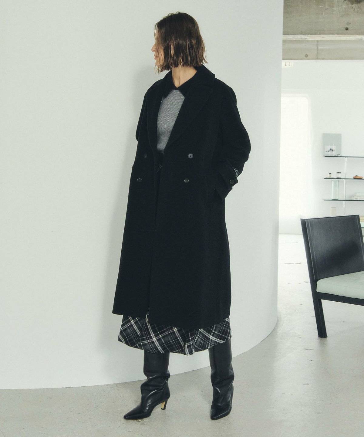 黒コートを羽織った女性