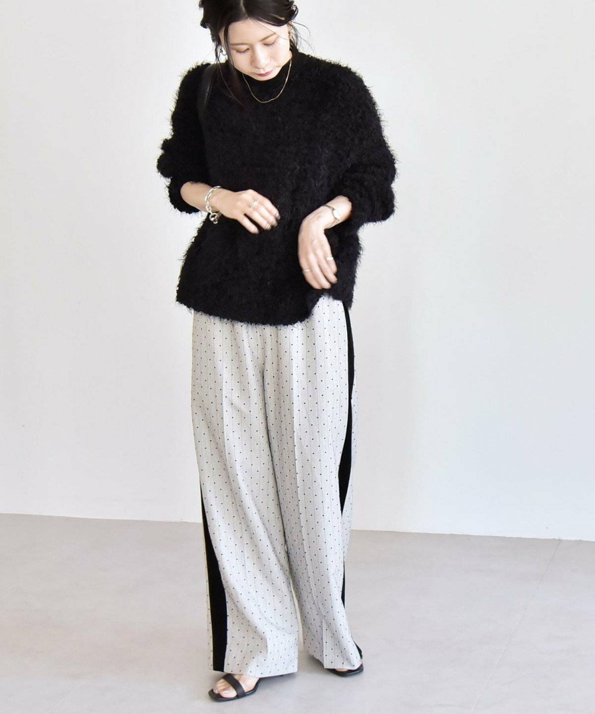 モノトーンコーデの女性