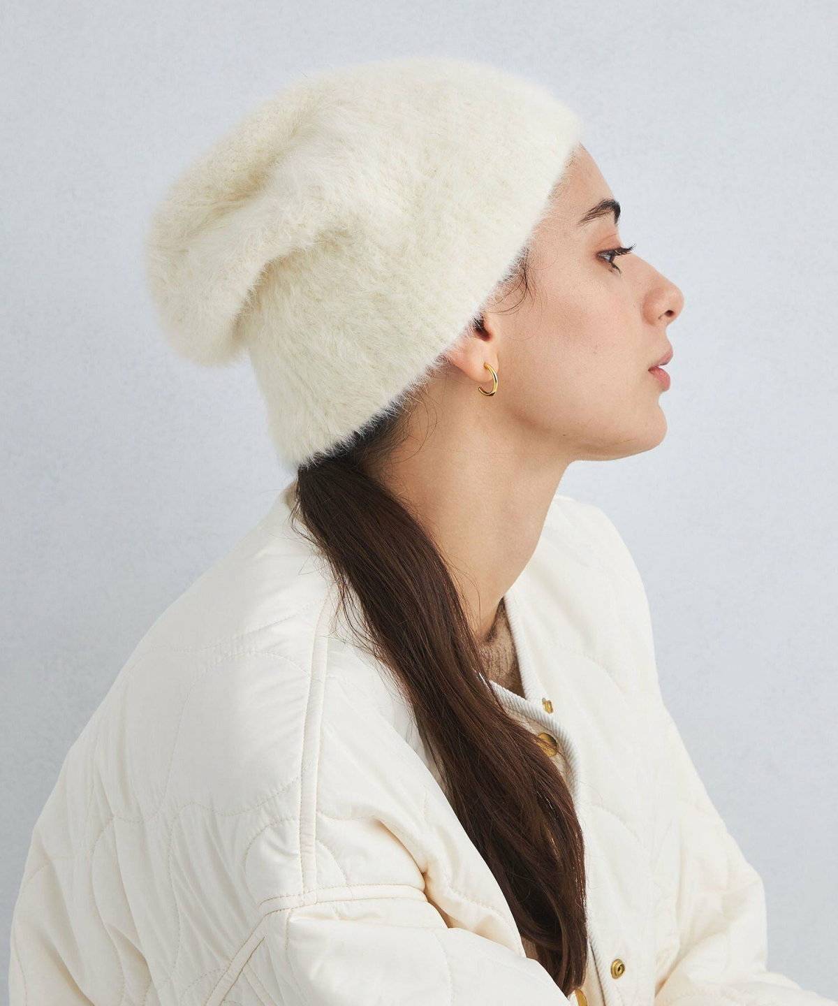 オールホワイトコーデの女性