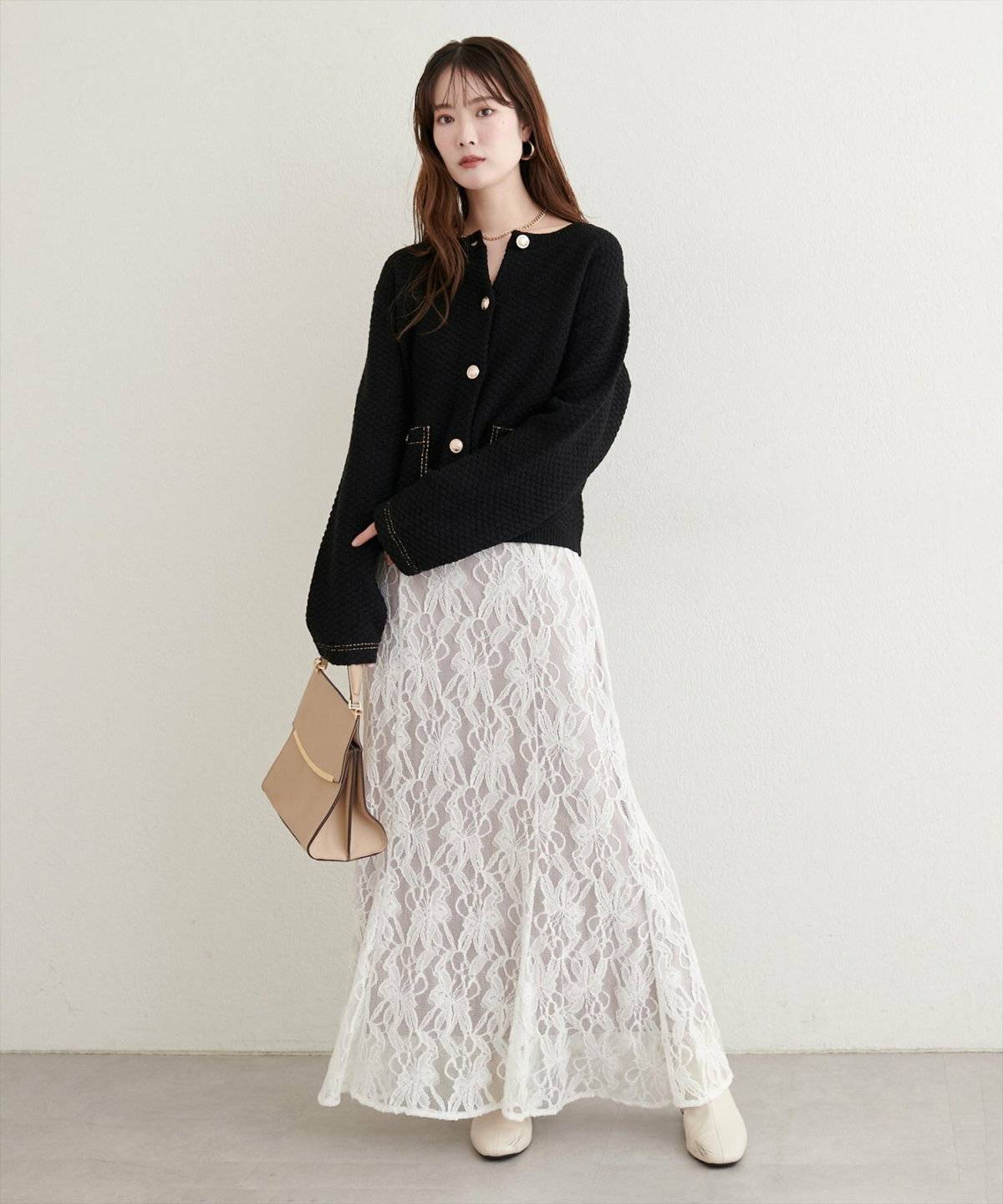 モノトーンコーデの女性