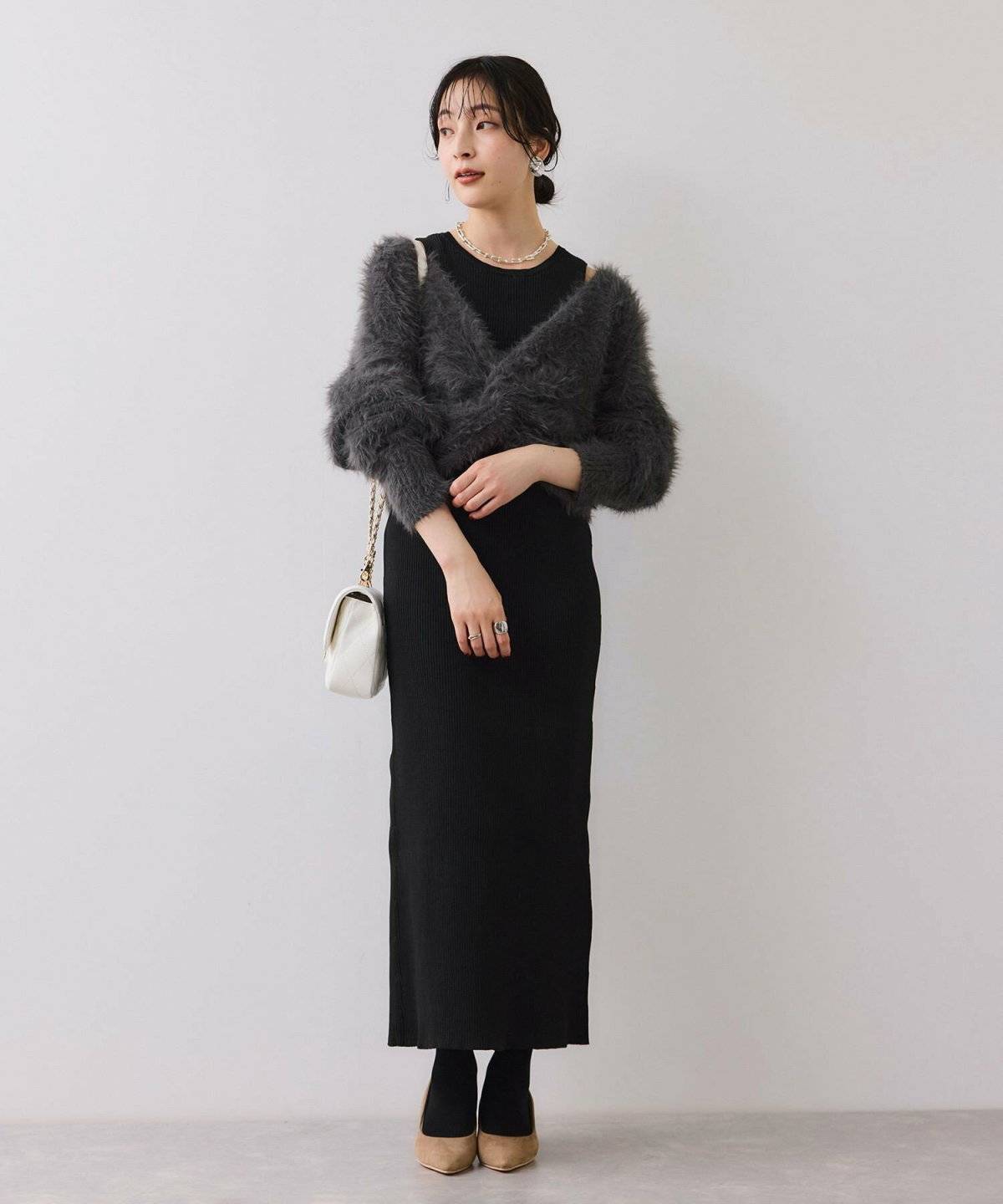 オールブラックコーデの女性