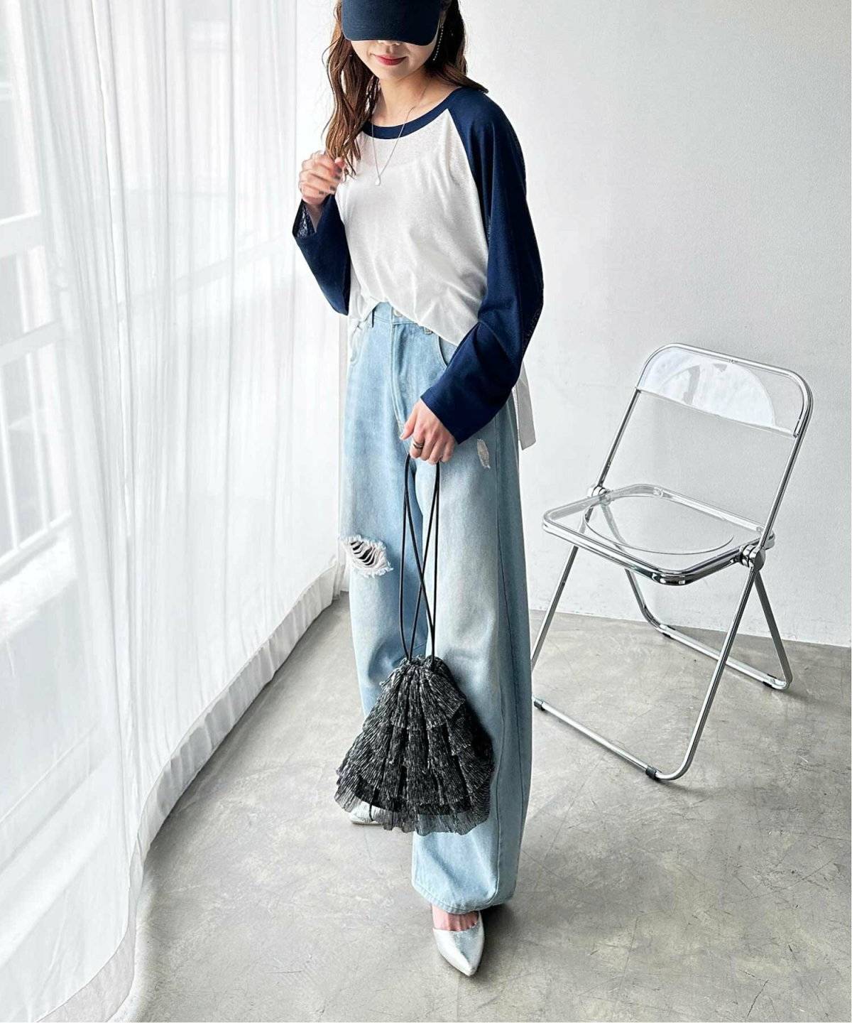 ラグラントップスにデニムを合わせた女性